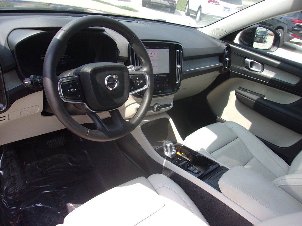 Used 2024 Volvo XC40 B5 Plus AWD/4WD image 9