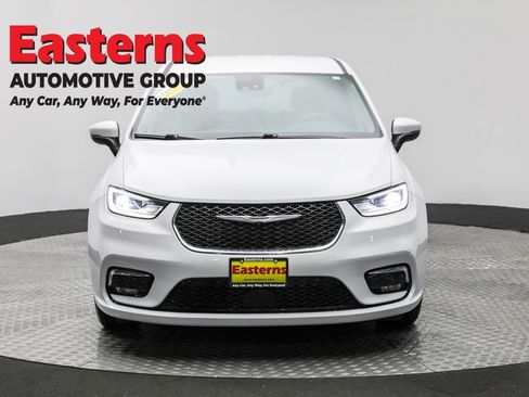 Used 2023 Chrysler Pacifica Touring-L image 2