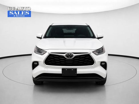 Used 2025 Toyota Highlander LE FWD image 2