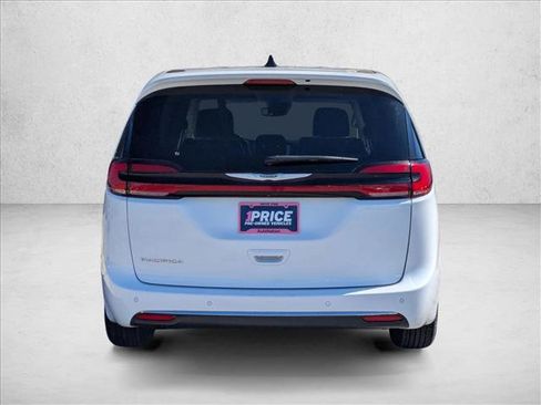 Used 2023 Chrysler Pacifica Touring-L image 7