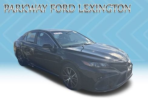 Used 2022 Toyota Camry SE image 3