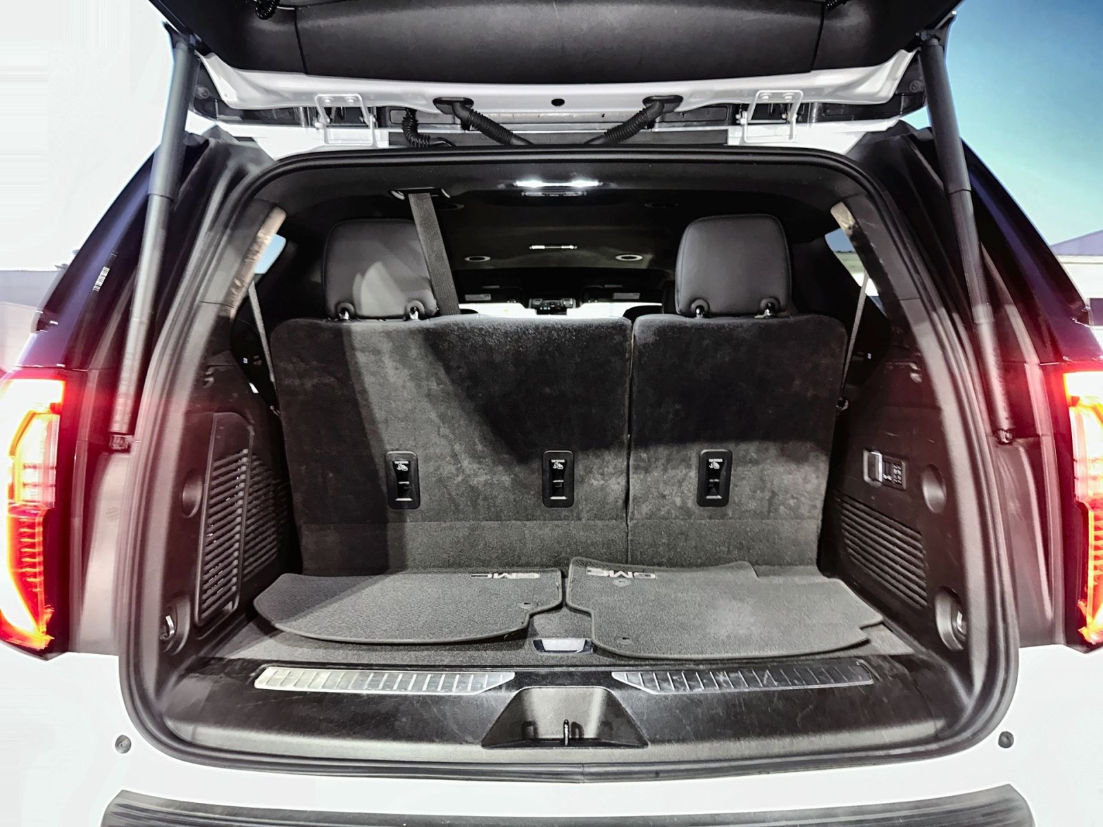 Used 2025 GMC Yukon Denali AWD/4WD image 27