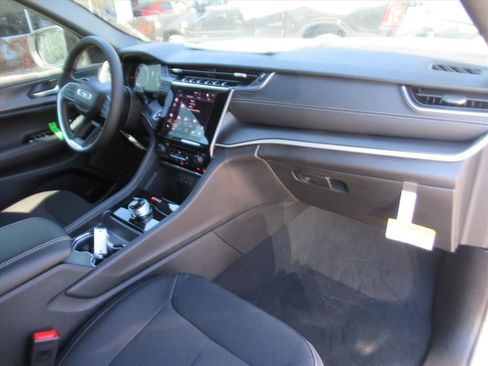 New 2025 Jeep Grand Cherokee Laredo image 10