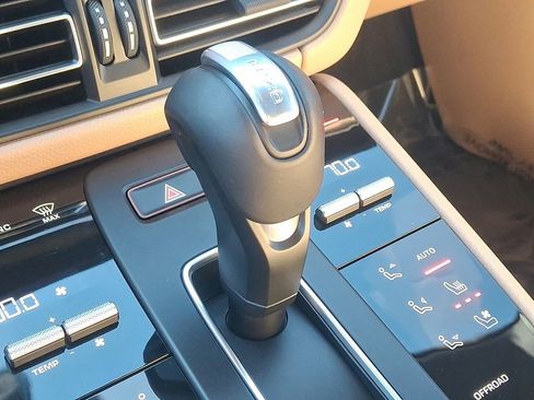 Used 2025 Porsche Macan image 19