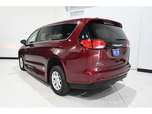 Used 2023 Chrysler Voyager LX FWD image 8