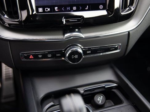 Used 2022 Volvo XC60 B5 R-Design w/ Advanced Package image 11