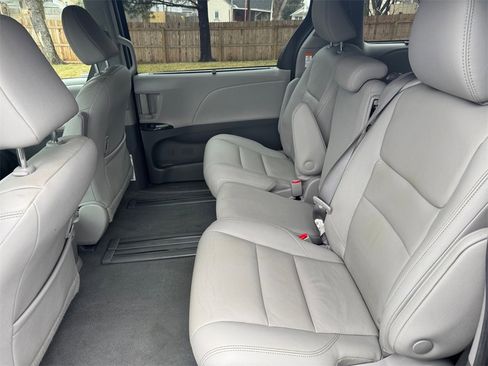Used 2020 Toyota Sienna XLE w/ Carpet Mat Package image 19