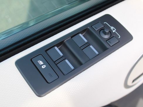 Certified 2025 Land Rover Discovery Dynamic SE image 14