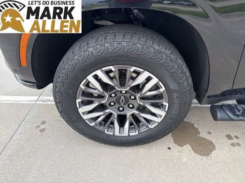 Used 2025 Chevrolet Suburban Z71 AWD/4WD image 7