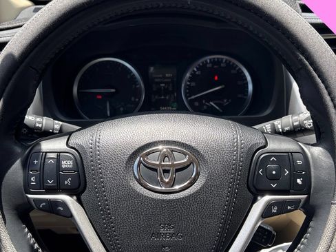Used 2017 Toyota Highlander XLE AWD/4WD image 7