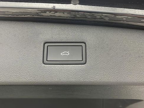 Used 2024 Volkswagen Tiguan SE w/ Panoramic Sunroof Package image 30