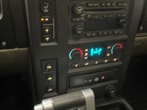 Used 2005 HUMMER H2 SUT w/ Preferred Equipment Group AWD/4WD image 9