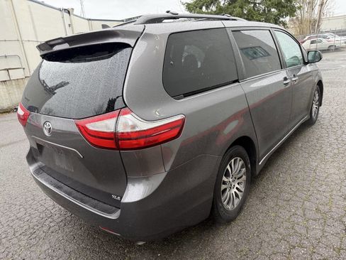 Used 2018 Toyota Sienna XLE Premium w/ Carpet Mat Package image 6