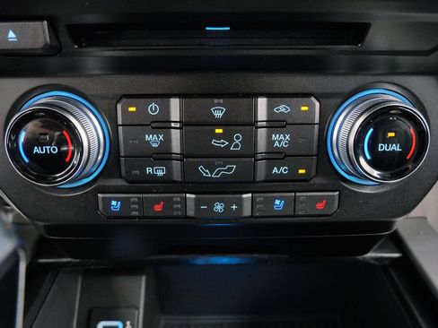 Used 2018 Ford F150 Platinum w/ Equipment Group 701A Luxury AWD/4WD image 32