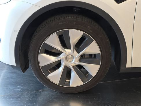 Used 2021 Tesla Model Y 2WD image 12