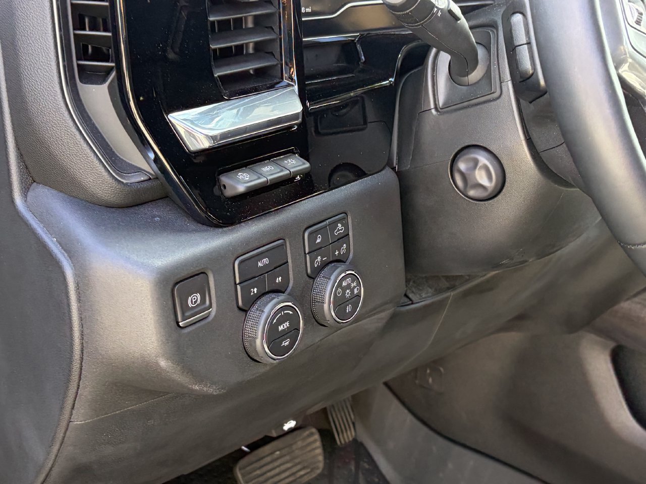 Used 2024 Chevrolet Silverado 1500 LTZ w/ LTZ Premium Package AWD/4WD image 8
