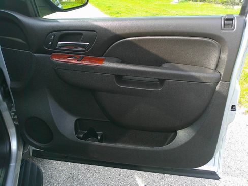 Used 2013 Chevrolet Suburban LT image 17