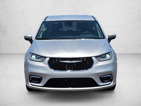 Used 2023 Chrysler Pacifica Touring-L FWD image 2