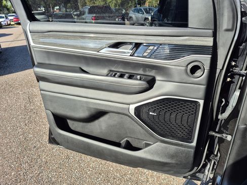 Used 2022 Jeep Wagoneer Series III w/ Premium Group I AWD/4WD image 29