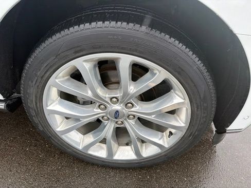 Used 2019 Ford Expedition Limited w/ Equipment Group 302A AWD/4WD image 4