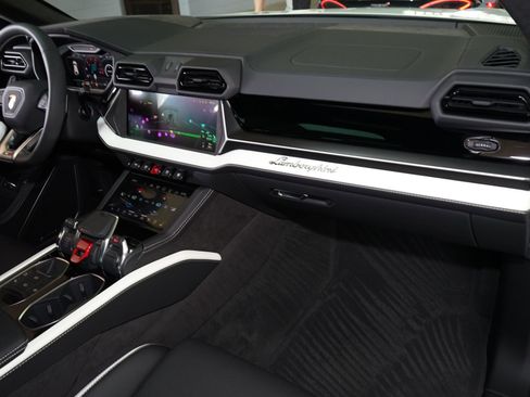 Used 2026 Lamborghini Urus SE image 12