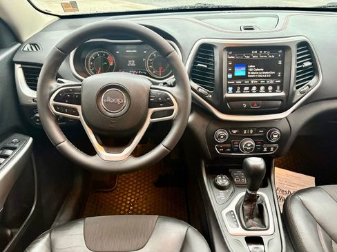 Used 2018 Jeep Cherokee Trailhawk w/ Comfort/Convenience Group AWD/4WD image 16