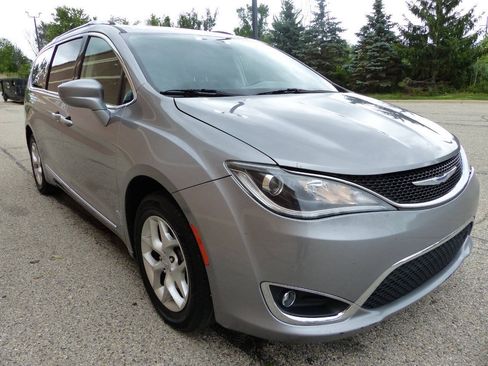 Used 2020 Chrysler Pacifica Touring-L w/ Tire & Wheel Group FWD image 10