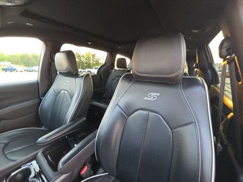 Used 2025 Chrysler Pacifica Limited FWD image 26