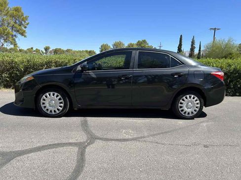 Used 2018 Toyota Corolla LE image 2