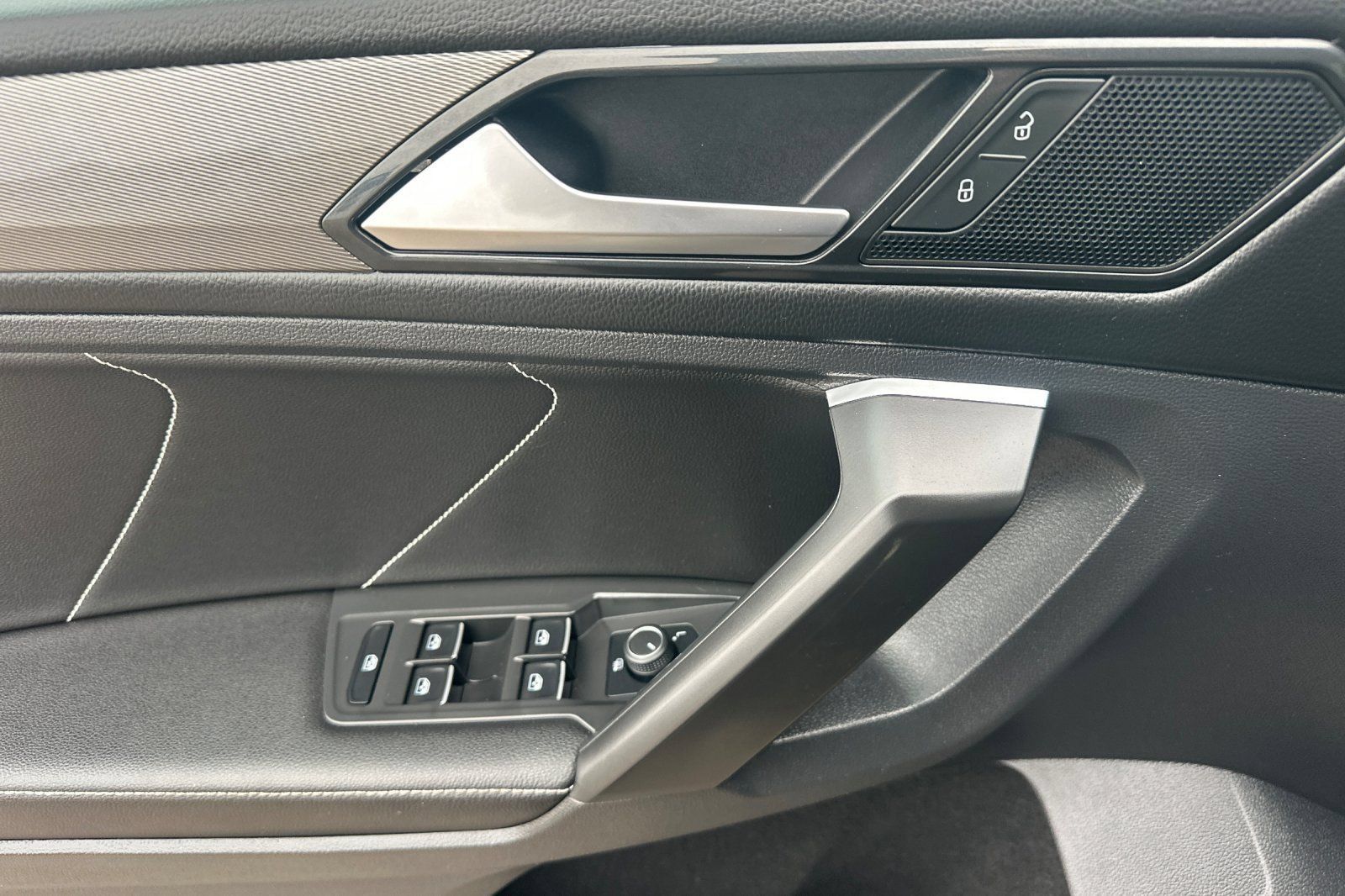 Used 2023 Volkswagen Tiguan SE w/ Panoramic Sunroof Package FWD image 10