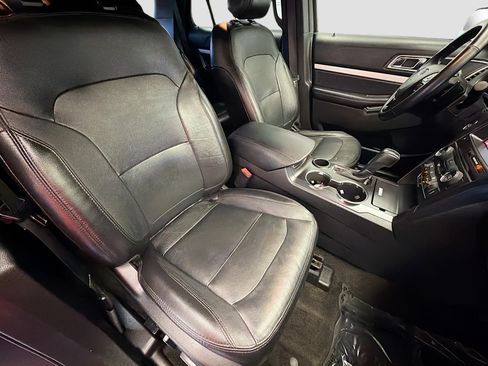 Used 2017 Ford Explorer XLT w/ Equipment Group 202A FWD image 15