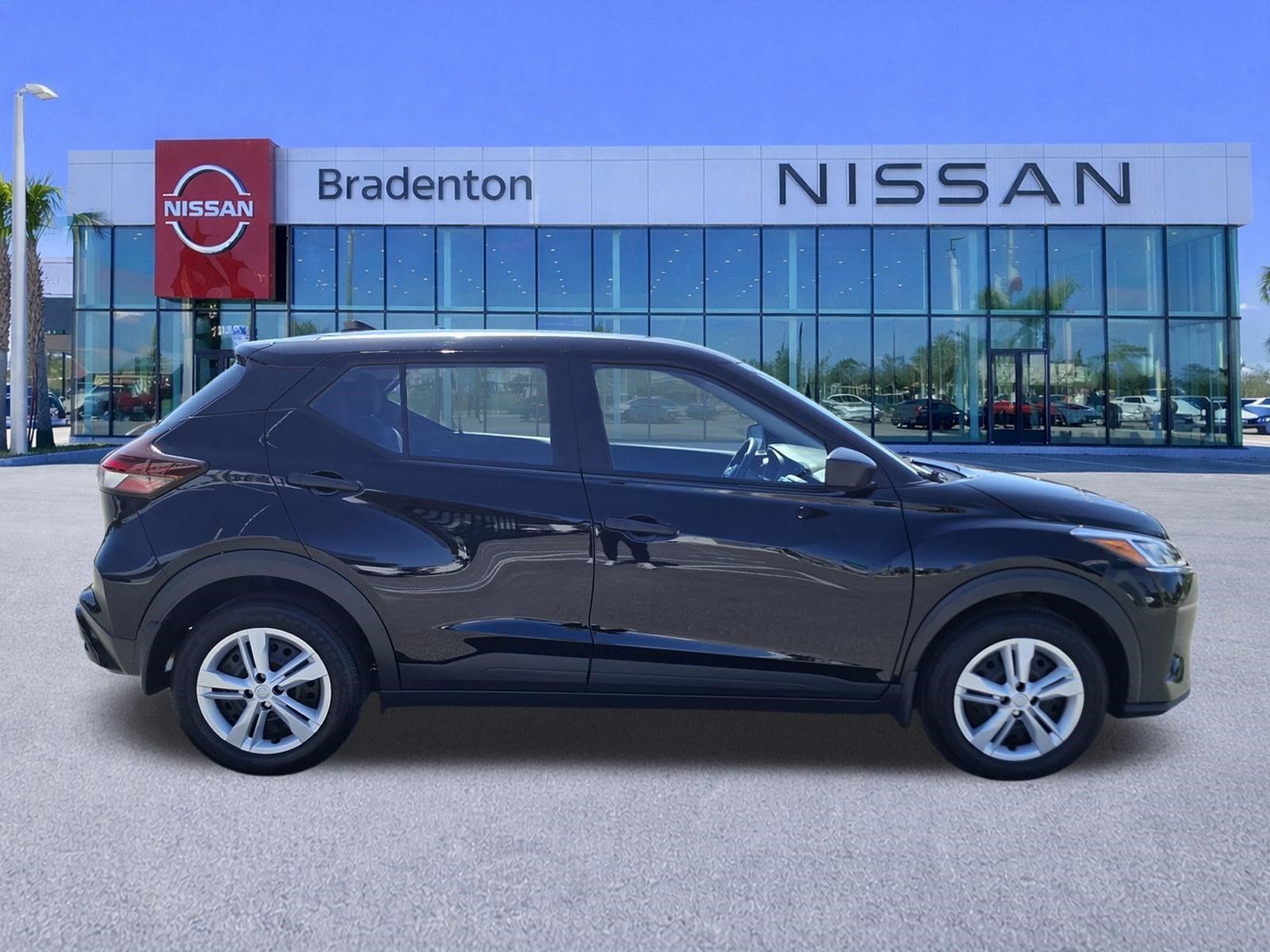 Certified 2025 Nissan Kicks Play S FWD image 4