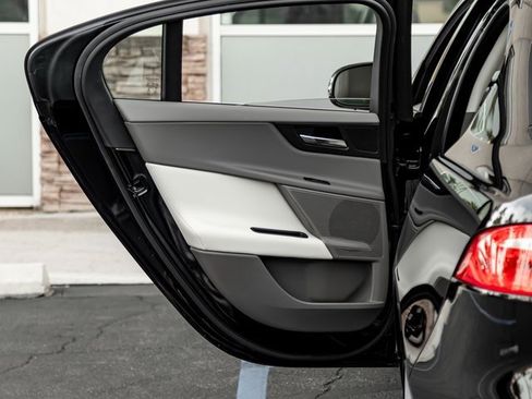 Used 2019 Jaguar XE Premium image 19