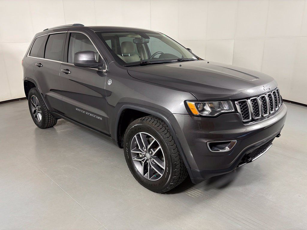 Used 2018 Jeep Grand Cherokee Laredo AWD/4WD image 2