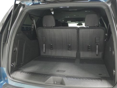 Used 2025 Chevrolet Suburban LS RWD image 36