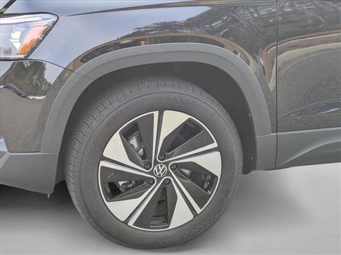 New 2026 Volkswagen Taos SE image 10