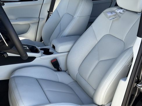 New 2026 Porsche Macan image 5