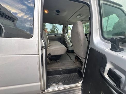 Used 2006 Ford E-350 and Econoline 350 XLT RWD image 30