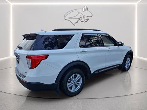 Used 2024 Ford Explorer XLT AWD/4WD image 5