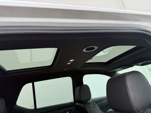 Used 2023 Chevrolet Traverse High Country FWD image 16