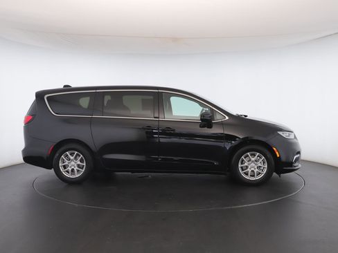 New 2026 Chrysler Pacifica Select FWD image 31