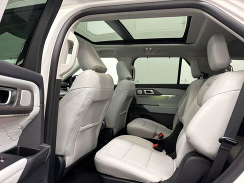 Used 2025 Ford Explorer Platinum w/ Ultimate Package AWD/4WD image 19