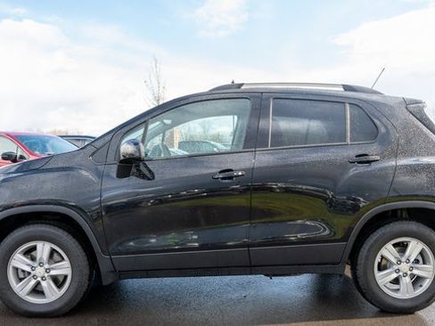 Used 2022 Chevrolet Trax LT w/ LT Convenience Package image 9