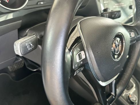 Used 2018 Volkswagen Tiguan SE AWD/4WD image 18