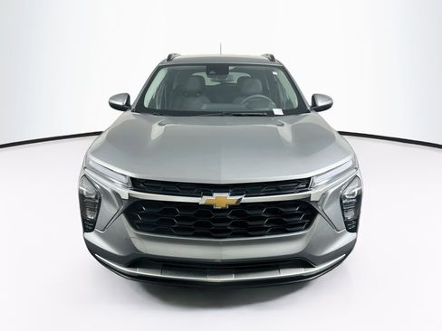 Used 2025 Chevrolet Trax LT FWD image 2
