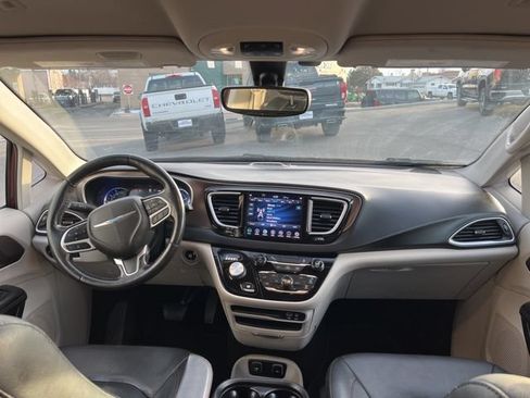 Used 2019 Chrysler Pacifica Touring-L FWD image 39