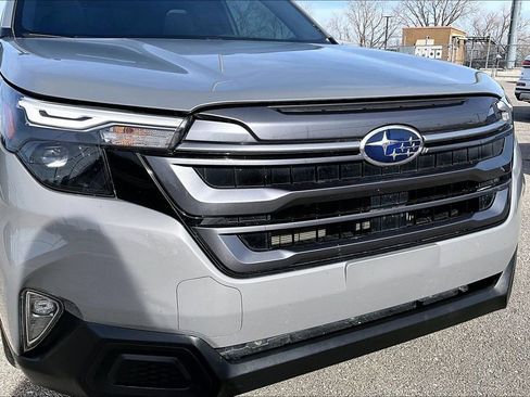 Used 2025 Subaru Forester Premium image 39