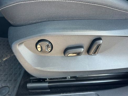 Certified 2023 Volkswagen Taos SE FWD image 20