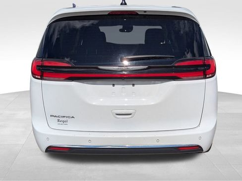 Used 2024 Chrysler Pacifica Touring-L image 4