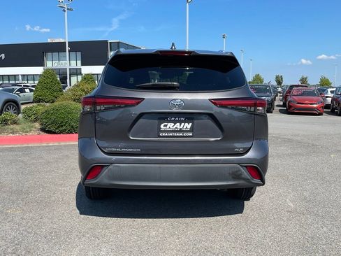 Used 2021 Toyota Highlander XLE FWD image 6